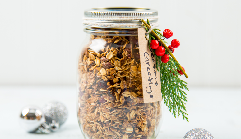 Mason Jar Gifts: Christmas Granola