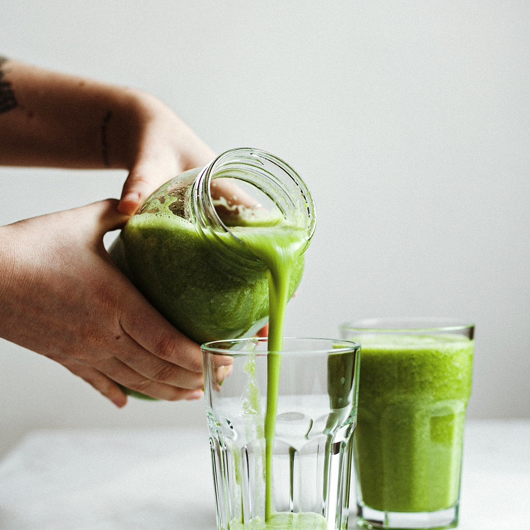 green smoothie pour into glass
